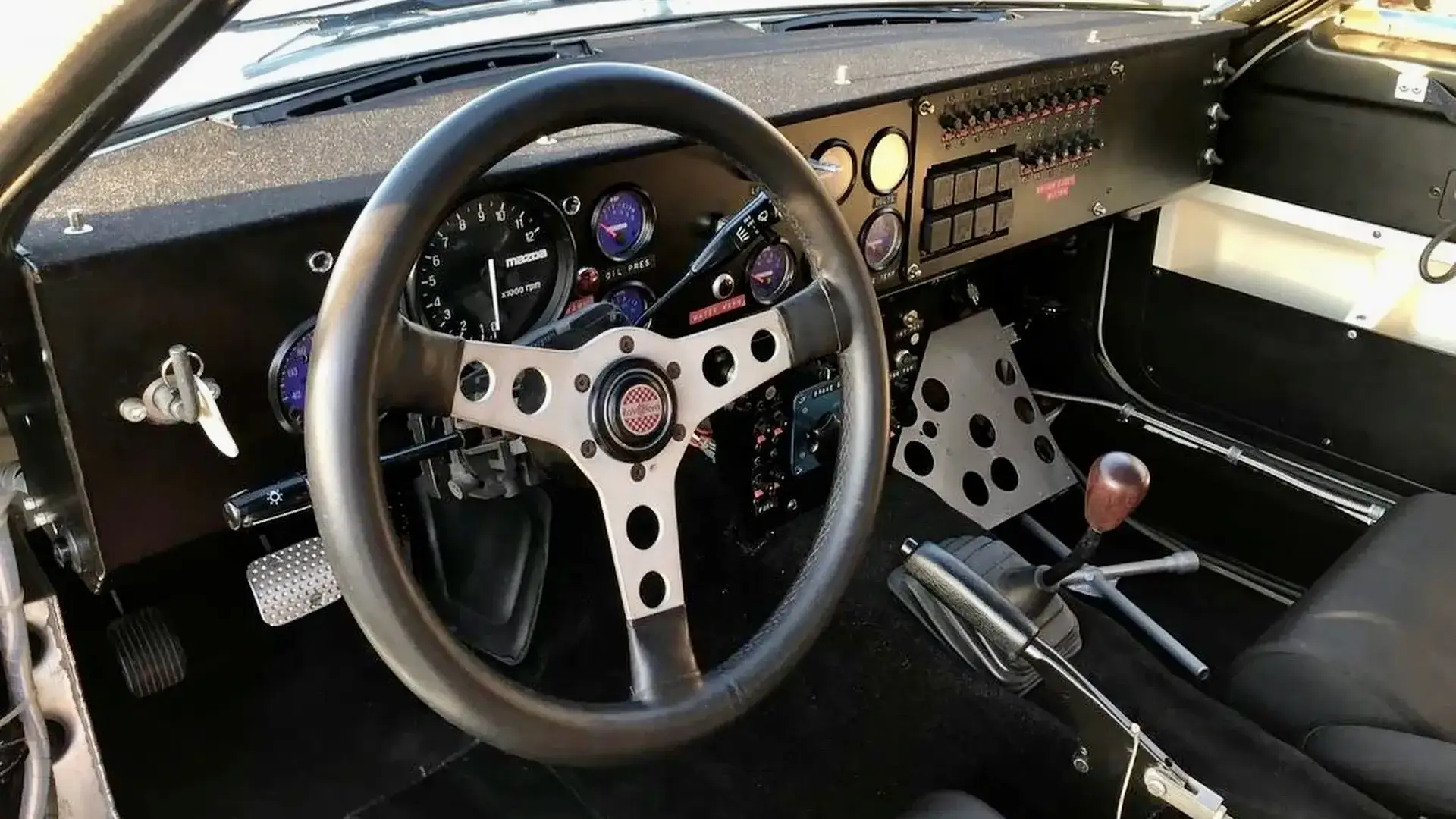 Interior mobil reli Mazda RX-7 Grup B