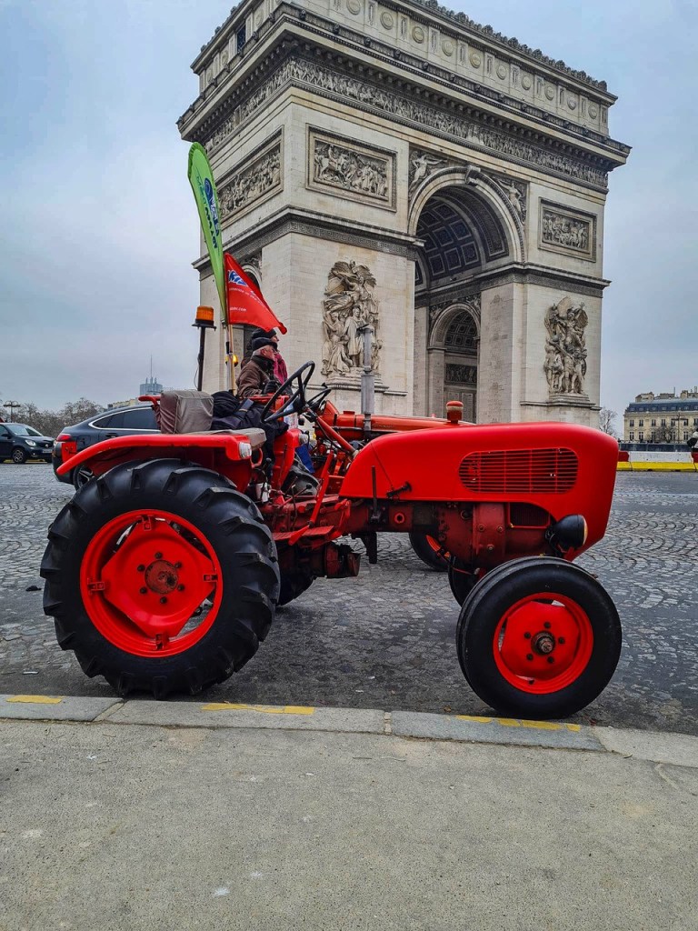 traktor merah di Arc de Triomphe di Paris 