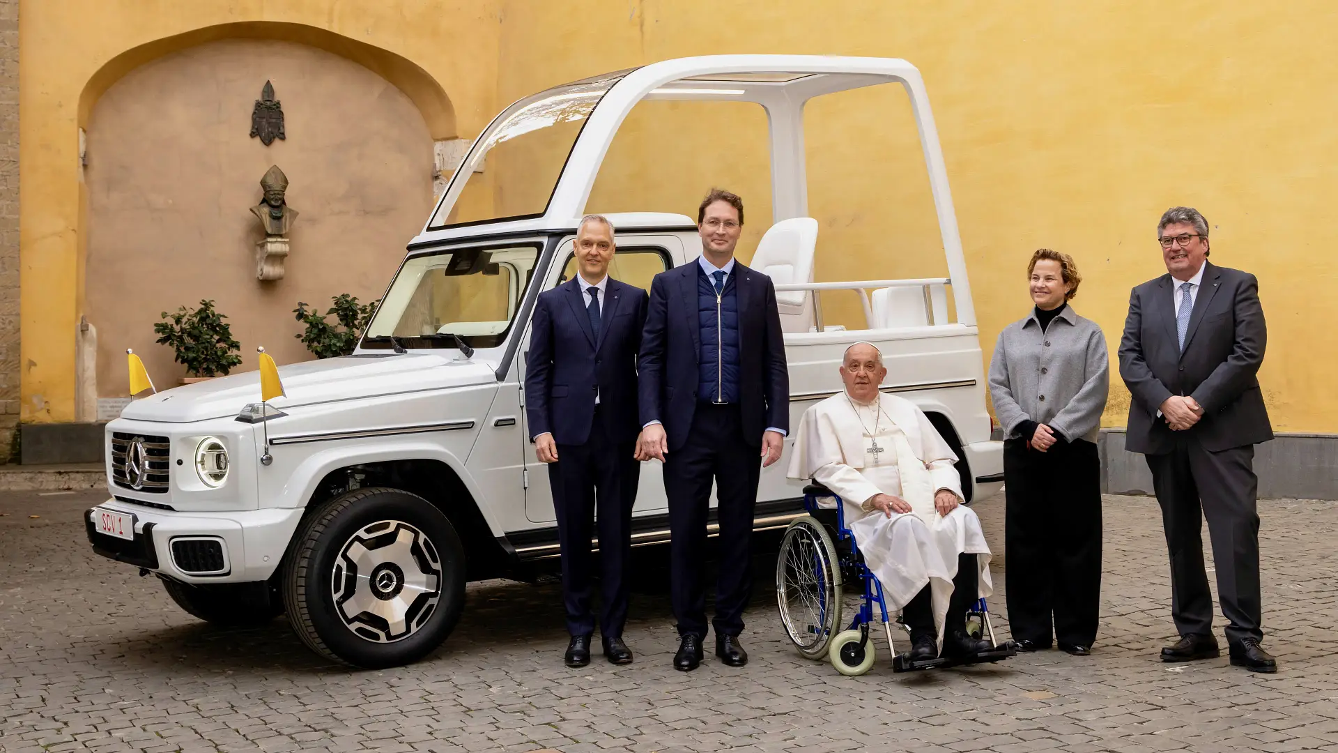 Paus Fransiskus dengan Mercedes-Benz G-Wagen Popemobile.